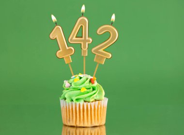 Mumlu ve kekli doğum günü kartı. Yeşil arka planda 142 numara.