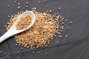 Amaranthus - Kaşığın üzerinde organik amaranth patlar.