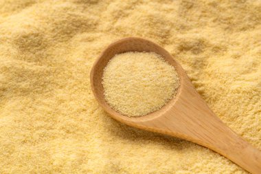 Kaşıkta Durum buğdayı, buğday irmiği. Triticum vulgare