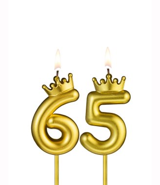 Beyaz arkaplanda 65 numaralı doğum günü mumu