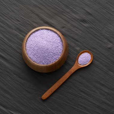 Buzlu kokteyller için yaban mersini aromalı şeker kristalleri.