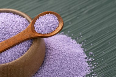 Buzlu kokteyller için yaban mersini aromalı şeker kristalleri.