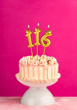 116 numaralı mumlu pembe doğum günü pastası.