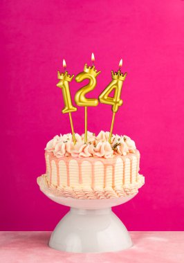 124 mumlu pembe doğum günü pastası.
