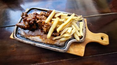 Pişmiş barbekü domuz pirzolası - patates kızartması