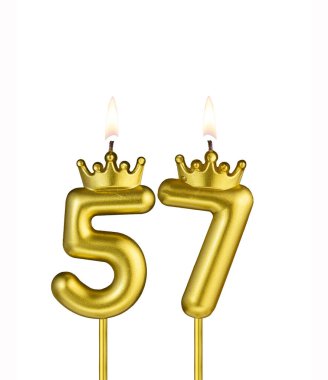 Beyaz arkaplanda 57 numaralı doğum günü mumu