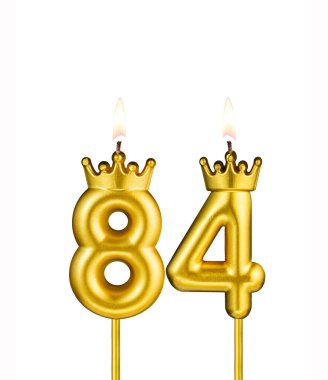 84 numaralı taçla altın mum - beyaz arka plan