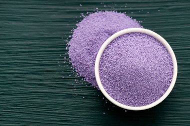 Bir kasede yaban mersini aromalı şeker - Kokteyl jant dekorasyonu