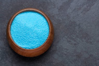 Saf mavi tuz kristalleri bir kasede - sodyum klorür