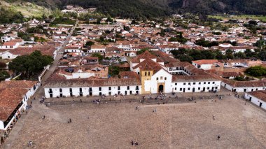 Villa de Leyva, Boyaca - Kolombiya. 11 Mayıs 2025. Tunja 'nın 40 kilometre batısında bulunan belediyenin panoramik insansız hava aracı görüntüsü.