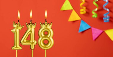 148 numaralı mum - Turuncu arka planda flama ile doğum günü kutlaması
