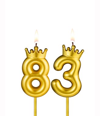 Beyaz arkaplanda 83 numaralı doğum günü mumu.
