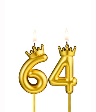 64 numaralı taçla altın mum - beyaz arka plan