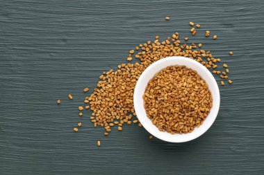 Kavanozdaki kurutulmuş organik çemen otu tohumları - Trigonella foenum - graecum