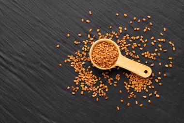 Tahta kaşıkta kurumuş organik çemen otu tohumları - Trigonella foenum - graecum