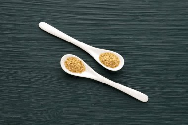 Amaranthus, iki kaşıkta kurumuş aroma tohumu.