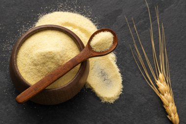 Kaba buğday, kase içindeki irmik unu ve tahta kaşık, Triticum.