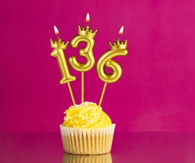 136 numaralı mumla doğum günü kutlaması - Pembe arka planda sarı kek