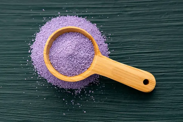 Buzlu kokteyller için yaban mersini aromalı şeker kristalleri.