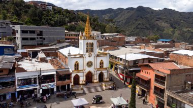 Giraldo, Antioquia, Kolombiya. 3 Ağustos 2025. Katolik cemaati kasabanın ana parkında yer alıyor.