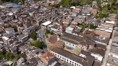 Granada, Antioquia, Kolombiya. 28 Haziran 2025. 29 derece santigrat dereceye sahip bir dronun hava görüntüsü..