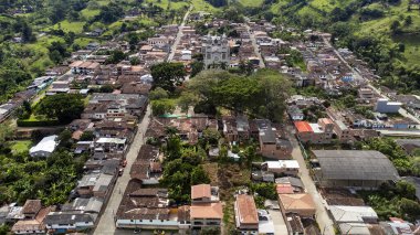 Palermo, Tamesis, Antioquia, Kolombiya. 22 Temmuz 2025. Panoramik insansız hava aracı görüntüsü, Medellin 'e 98 km uzaklıkta..