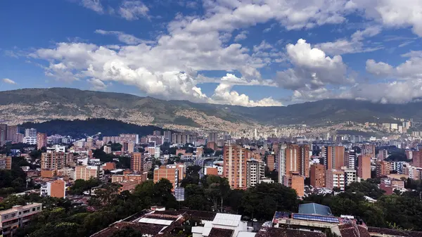 Medellin, Antioquia, Kolombiya - 10 Ağustos 2025. Calasanz mahallesinin panoramik manzarası, 12. komün.