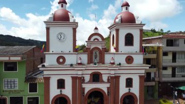 Granada, Antioquia, Kolombiya. 28 Haziran 2025. Katolik kilisesi kasabanın ana parkında yer alıyor..