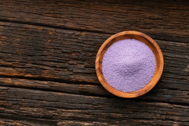 Buzlu kokteyller için yaban mersini aromalı şeker kristalleri.