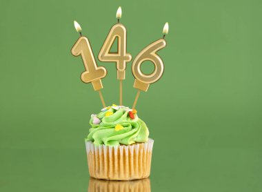 Mumlu ve kekli doğum günü kartı - Yeşil arka planda 146 numara