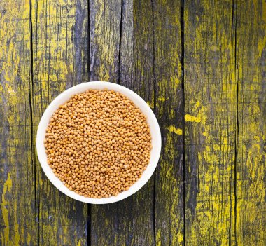 Kurumuş ve organik sarı hardal tohumları kasede - Sinapis alba.