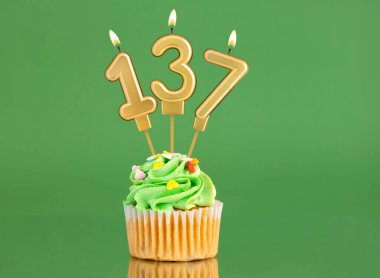 137 numaralı doğum günü mumu - Yeşil arka planda kek