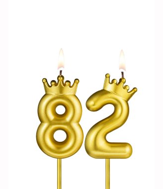 Taç numarası 82 olan altın mum.