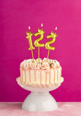 122 numaralı mumlu pembe doğum günü pastası.