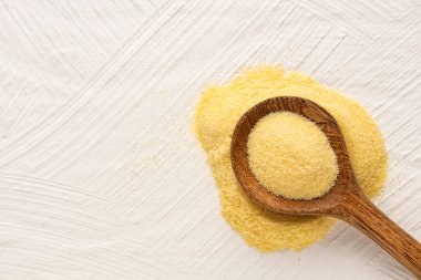 Kaba buğday, kaşık içinde irmik unu - Triticum