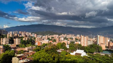 Medellin, Antioquia, Kolombiya - 10 Ağustos 2025. Hava kalitesi ve gürültü kentin en kalıcı sorunlarından biri olmuştur..