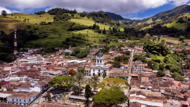 Titiribi, Antioquia - Kolombiya. 12 Temmuz 2025. İnsansız hava aracıyla panoramik görüntü. Belediye Medellin 'e 58.9 km uzaklıkta..