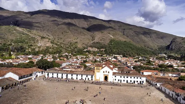 Villa de Leyva, Boyaca - Kolombiya. 11 Mayıs 2025. Katolik cemaati kasabanın ana parkında yer alıyor..