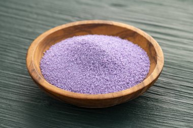 Buzlu kokteyller için yaban mersini aromalı şeker kristalleri.