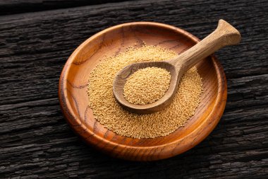 Amaranthus, kasede ve kaşıkta Amaranth tohumları. Sağlıklı yemek.