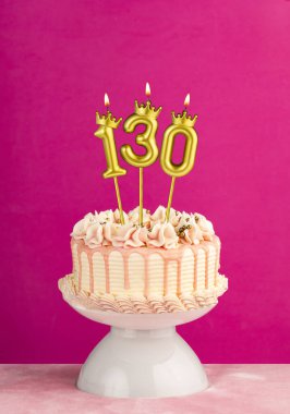 130 numaralı mumlu pembe doğum günü pastası.