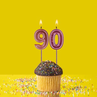 Sarı arka planda doğum günü - 90 numara mum