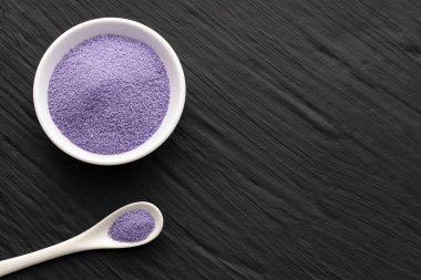 Buzlu kokteyller için yaban mersini aromalı şeker kristalleri.