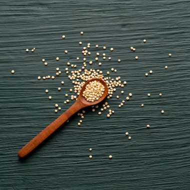Çiğ kinoa tohumları bir kaşığa saçılmış - Chenopodium kinoa