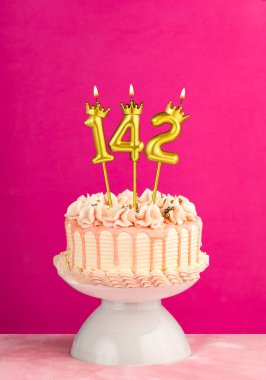 142 numaralı mumlu pembe doğum günü pastası.