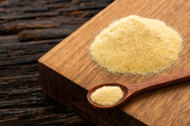 Kaba buğday, kaşık içinde irmik unu - Triticum