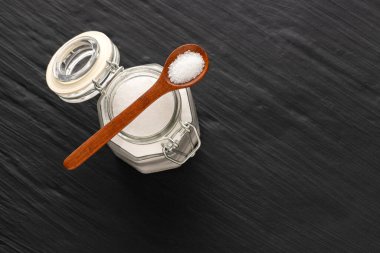 Cam kavanozda rafine edilmiş beyaz şeker ve kaşık - Saccharum officinarum