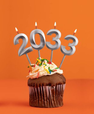 Mutlu yıllar 2033 - Mumlar yanan numaralar şeklinde