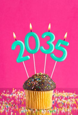 Mutlu yıllar 2035 - Mumlar yanan numaralar şeklinde