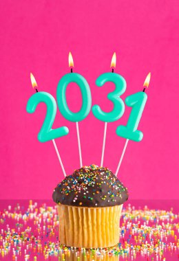 Mutlu yıllar 2031 - Mumlar yanan numaralar şeklinde